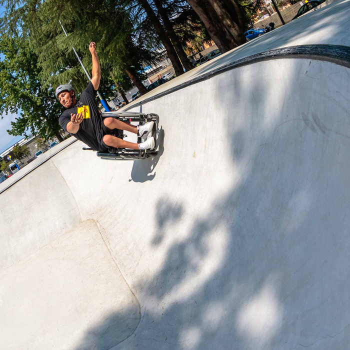 David in azione nella bowl di Senago Skatepark