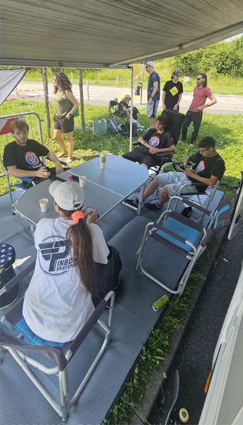 Tutto il team sotto il Camper a Sesto